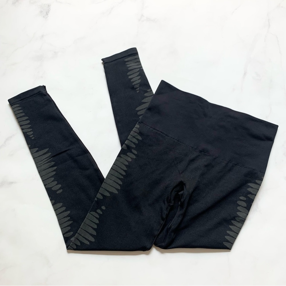 NWOT Spanx Geometric Print Leggings Size Large L Black Compression Tights Ankle